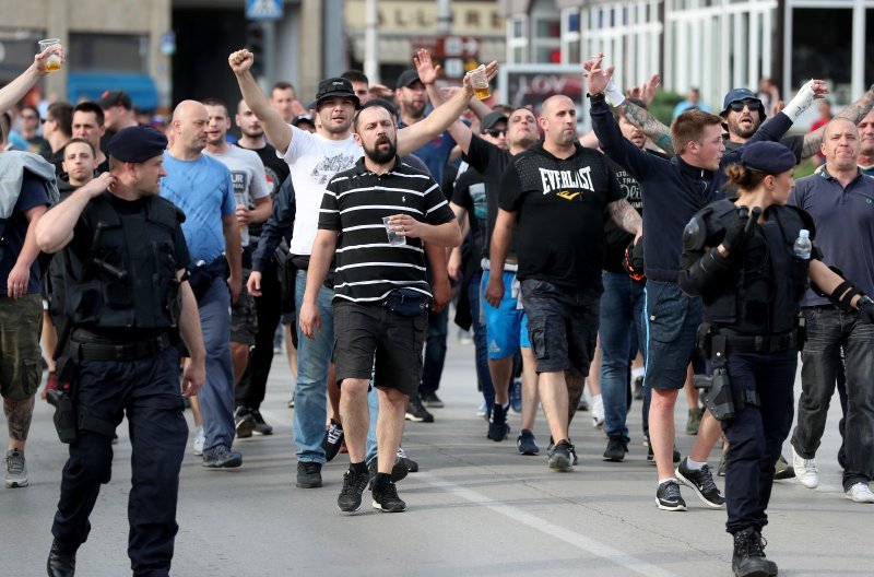 Atraktivna policajka u pratnji Dinamovih navijača