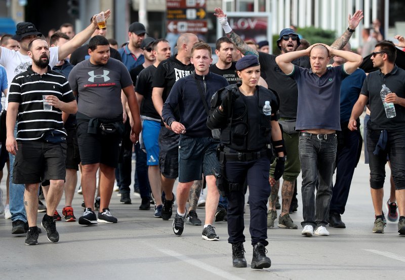 Atraktivna policajka u pratnji Dinamovih navijača