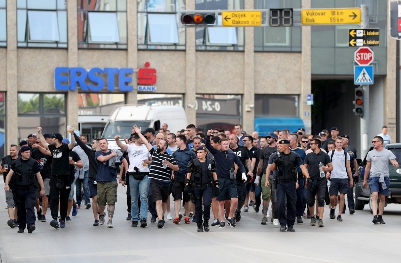 Atraktivna policajka u pratnji Dinamovih navijača