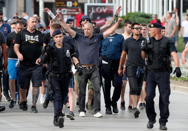 Atraktivna policajka u pratnji Dinamovih navijača