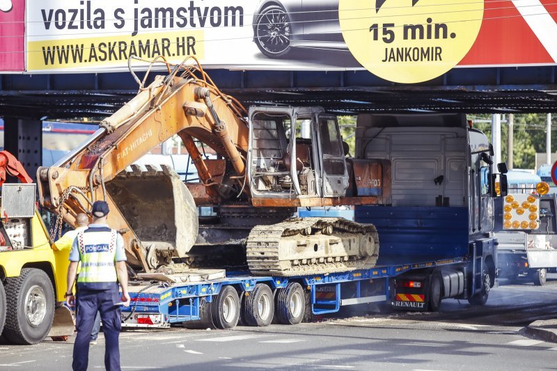 Šleper zapeo ispod nadvožnjaka u Držićevoj