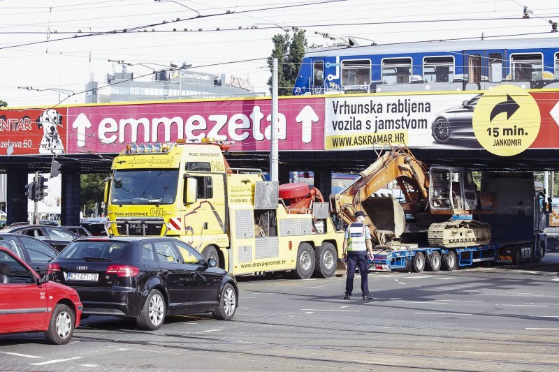 Šleper zapeo ispod nadvožnjaka u Držićevoj