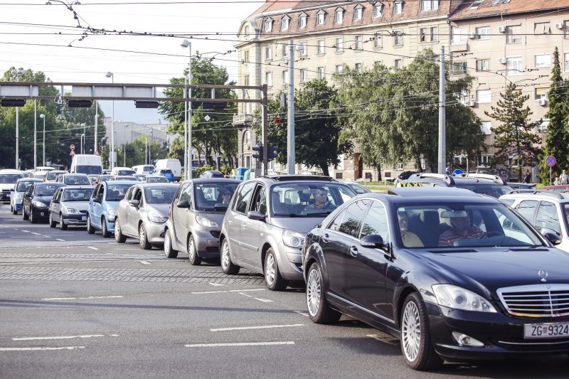 Šleper zapeo ispod nadvožnjaka u Držićevoj