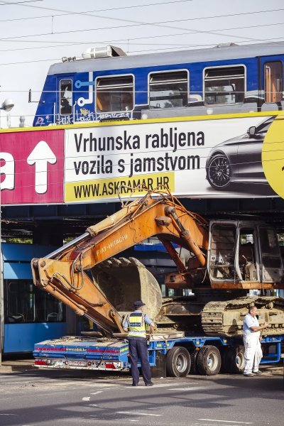 Šleper zapeo ispod nadvožnjaka u Držićevoj