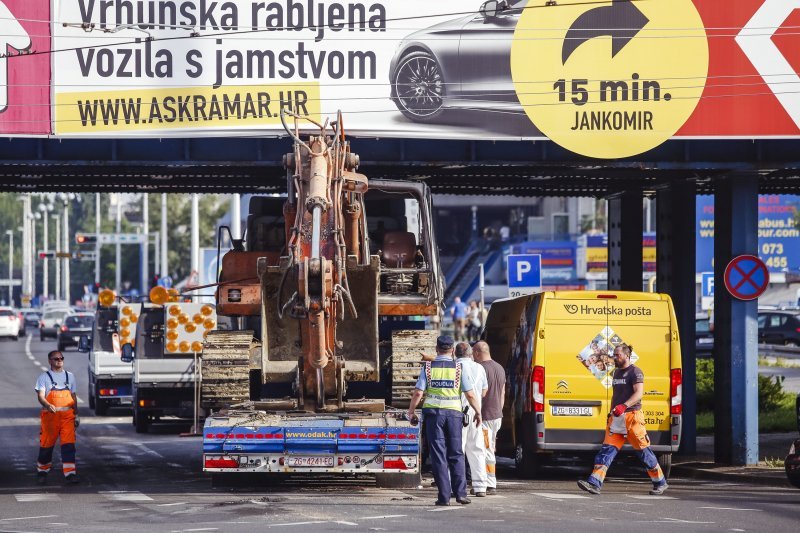 Šleper zapeo ispod nadvožnjaka u Držićevoj