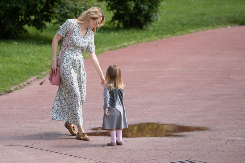 Jelena Veljača i kći Lena ispred Muzeja Mimare