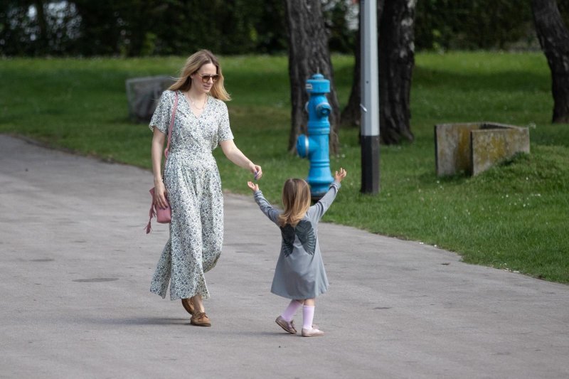 Jelena Veljača i kći Lena ispred Muzeja Mimare