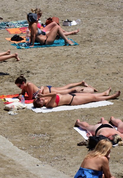 Gužve i atmosfera na plažama kao da je sezona već u punom jeku