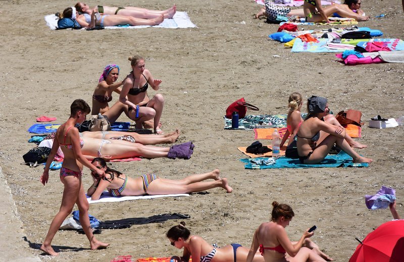 Gužve i atmosfera na plažama kao da je sezona već u punom jeku