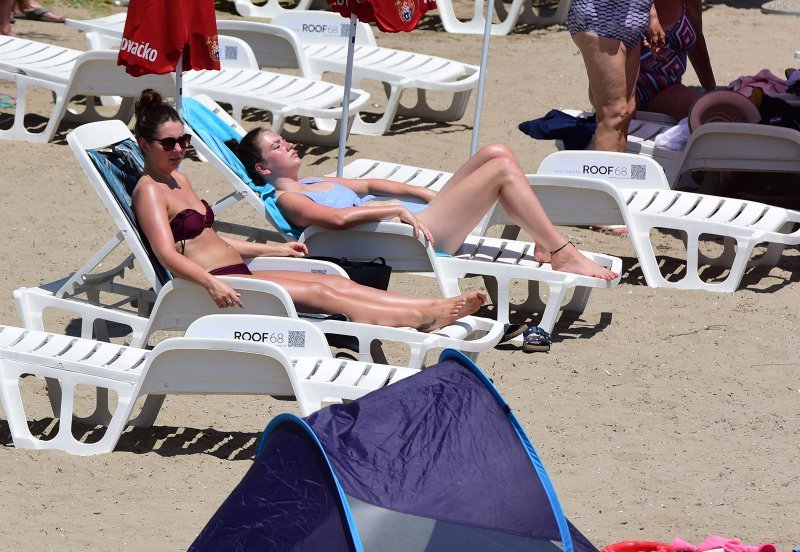 Gužve i atmosfera na plažama kao da je sezona već u punom jeku