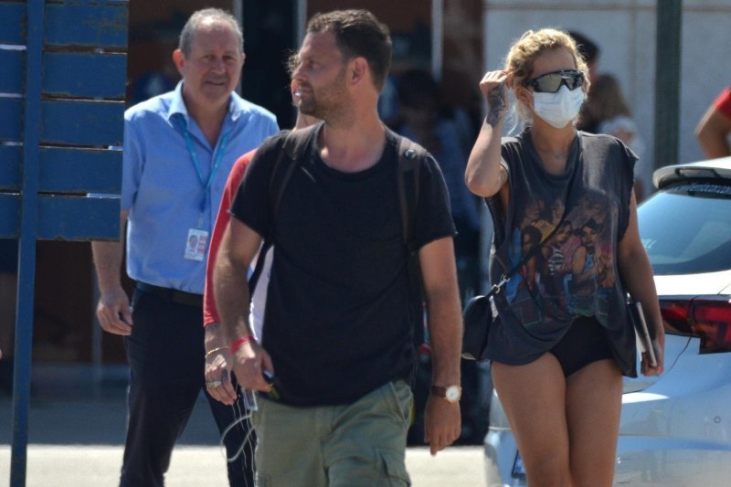 Sletjela Rita Ora, pokušala se sakriti iza sunčanih naočala i zaštitne maske za lice