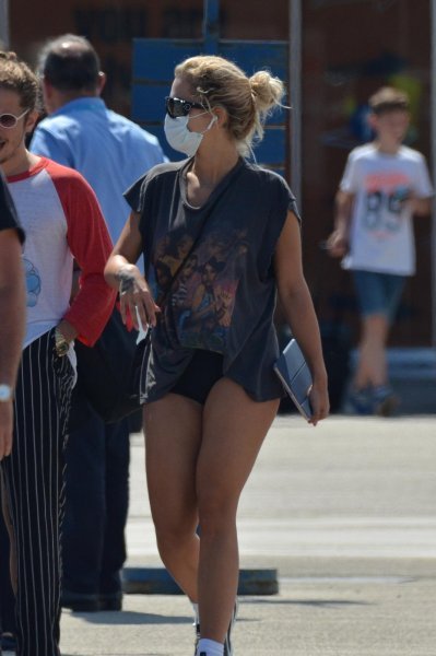 Sletjela Rita Ora, pokušala se sakriti iza sunčanih naočala i zaštitne maske za lice