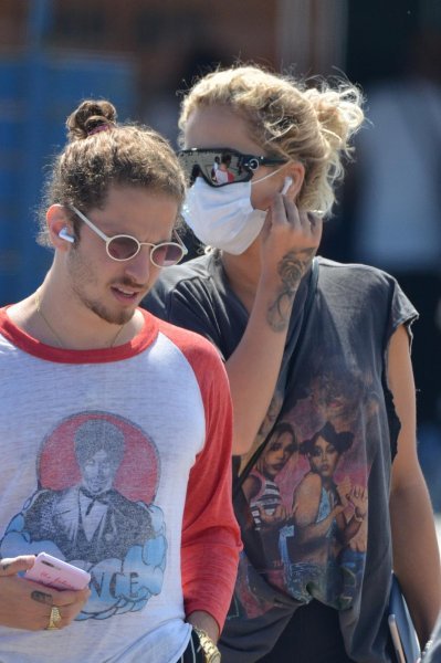 Sletjela Rita Ora, pokušala se sakriti iza sunčanih naočala i zaštitne maske za lice
