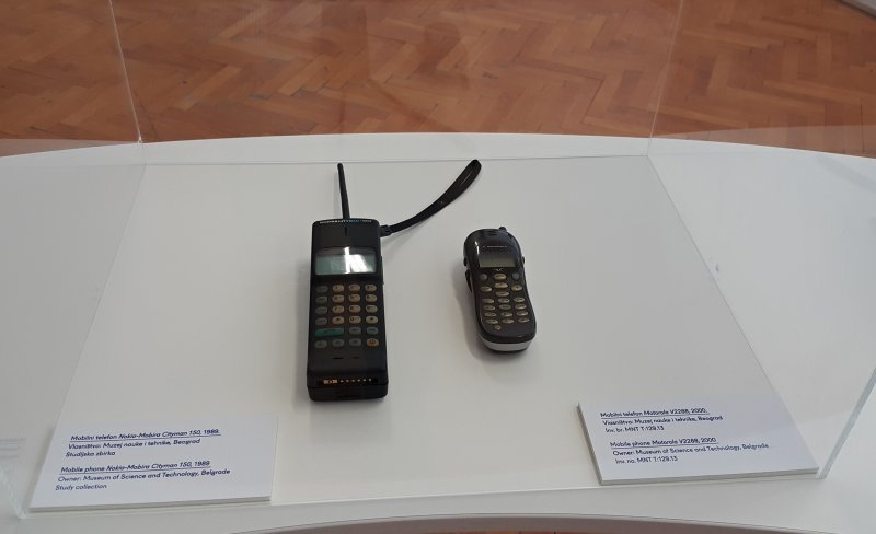 Mobilni telefoni Nokia-Mobira Cityman 150 i Mobilni telefon Motorola V2288