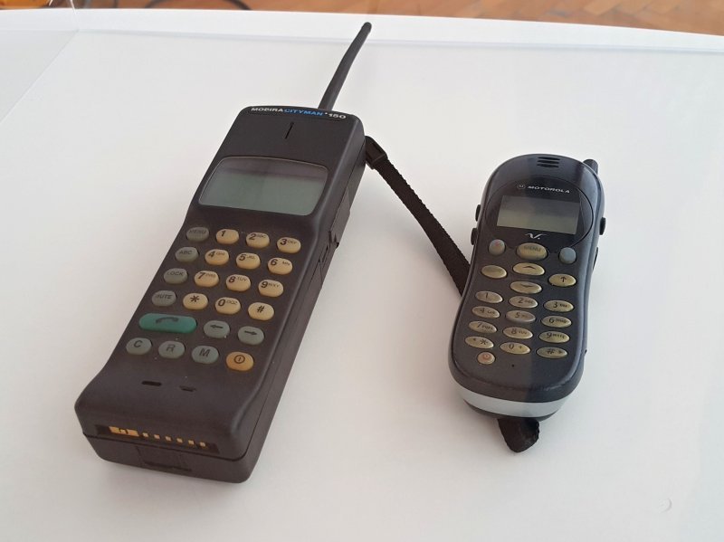 Mobilni telefoni Nokia-Mobira Cityman 150 i Mobilni telefon Motorola V2288