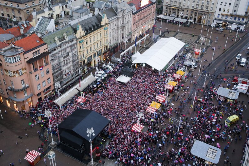 Na Jelačić placu u Zagrebu skupilo se oko 15 tisuća navijača