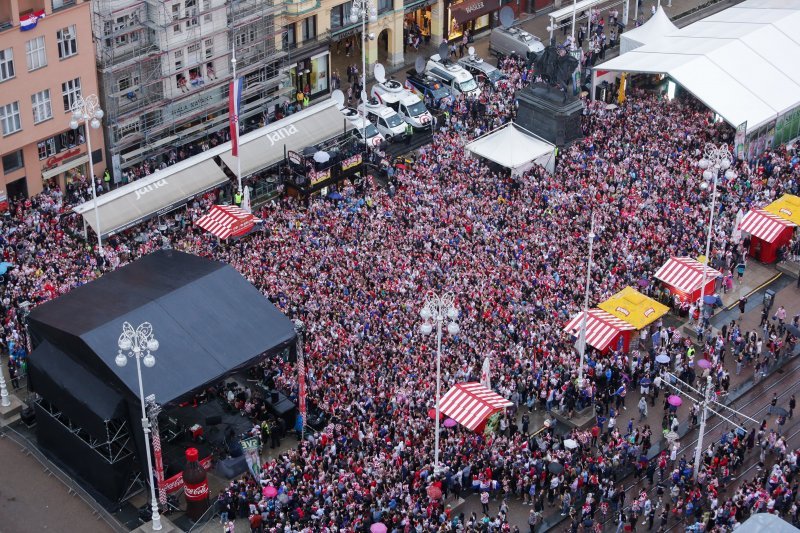 Na Jelačić placu u Zagrebu skupilo se oko 15 tisuća navijača