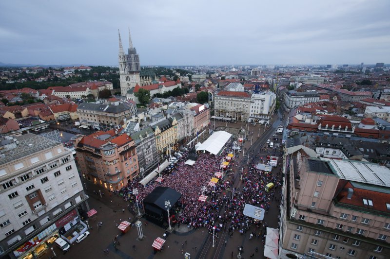 Na Jelačić placu u Zagrebu skupilo se oko 15 tisuća navijača