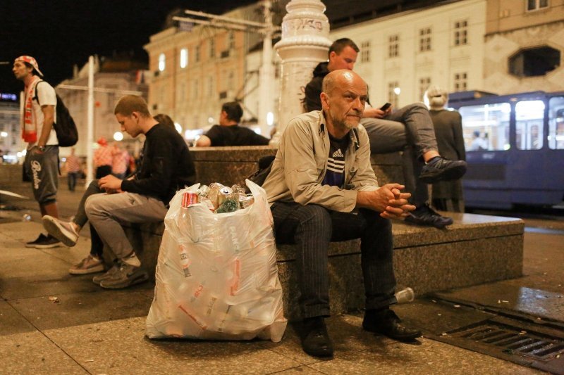 Sakupljači boca nakon slavlja