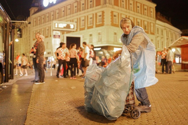 Sakupljači boca nakon slavlja