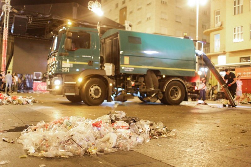 Čišćenje glavnog Trga nakon slavlja