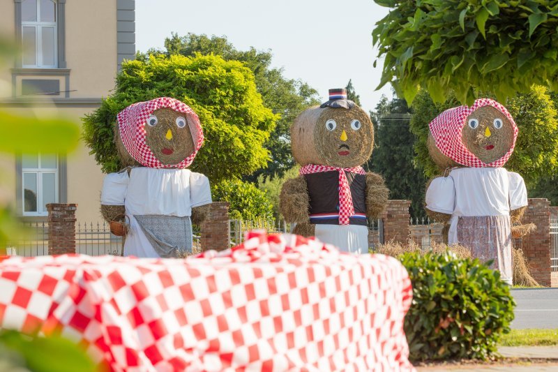 Slamnate skulpture u Petrijevcima prigodno su ukrašene 'kockicama'