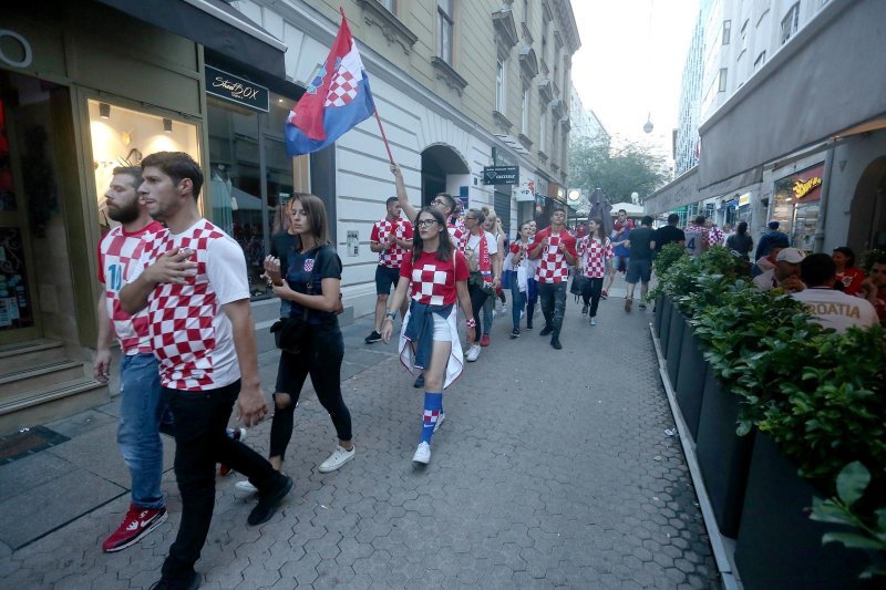 Zagreb: Navijači proslavu najvećeg nogometnog uspjeha prenijeli na glavne gradske prometnice