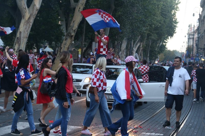 Zagreb: Navijači proslavu najvećeg nogometnog uspjeha prenijeli na glavne gradske prometnice