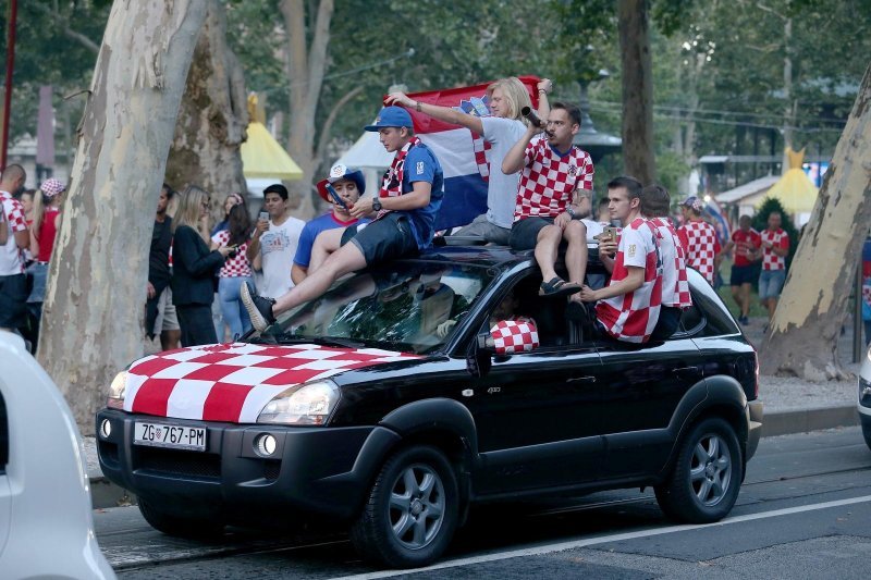 Zagreb: Navijači proslavu najvećeg nogometnog uspjeha prenijeli na glavne gradske prometnice