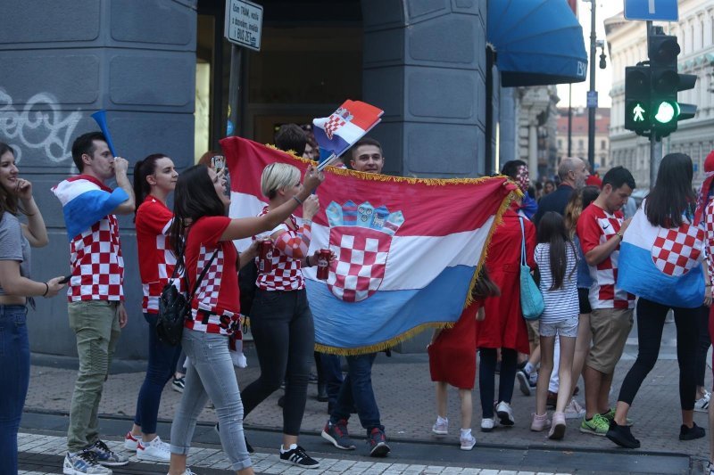 Zagreb: Navijači proslavu najvećeg nogometnog uspjeha prenijeli na glavne gradske prometnice