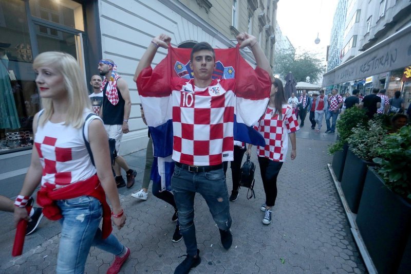 Zagreb: Navijači proslavu najvećeg nogometnog uspjeha prenijeli na glavne gradske prometnice