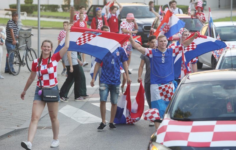 Karlovac: Unatoč porazu, navijači slave povijesni uspjeh nogometne reprezentacije