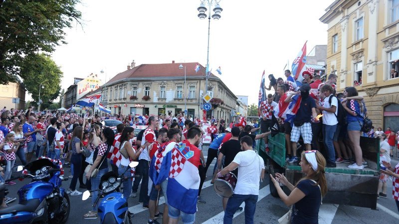 Karlovac: Unatoč porazu, navijači slave povijesni uspjeh nogometne reprezentacije