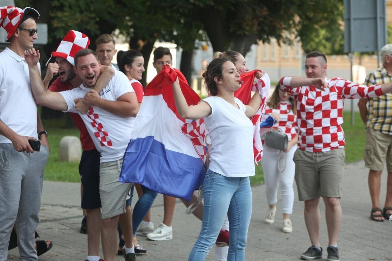 Karlovac: Unatoč porazu, navijači slave povijesni uspjeh nogometne reprezentacije