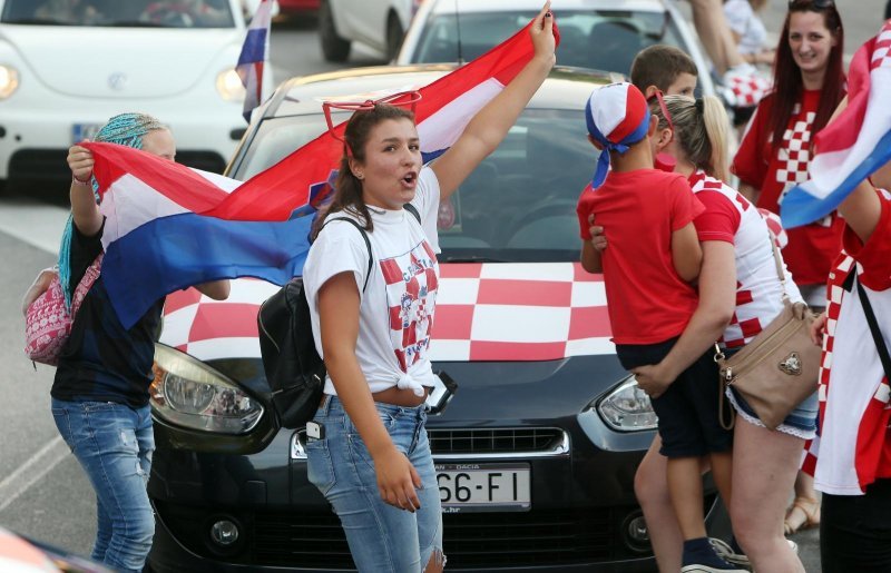 Karlovac: Unatoč porazu, navijači slave povijesni uspjeh nogometne reprezentacije