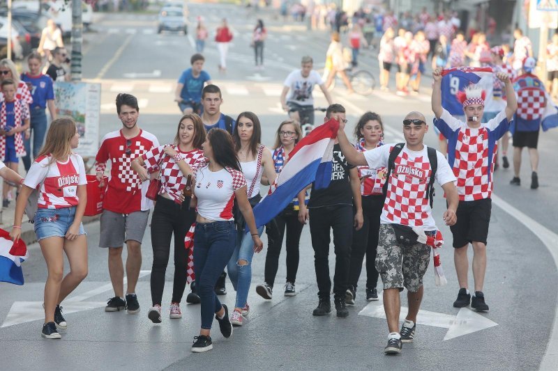 Karlovac: Unatoč porazu, navijači slave povijesni uspjeh nogometne reprezentacije