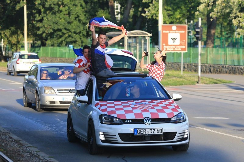 Osijek: Navijači na ulicama slave osvojeno 2. mjesto