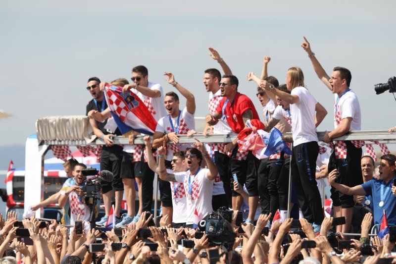 Vatreni u autobusima pozdravljaju navijače