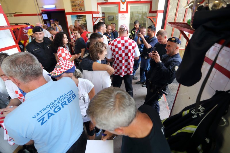 Vatreni su na putu prema Trgu stali u vatrogasnoj postaji u Savskoj