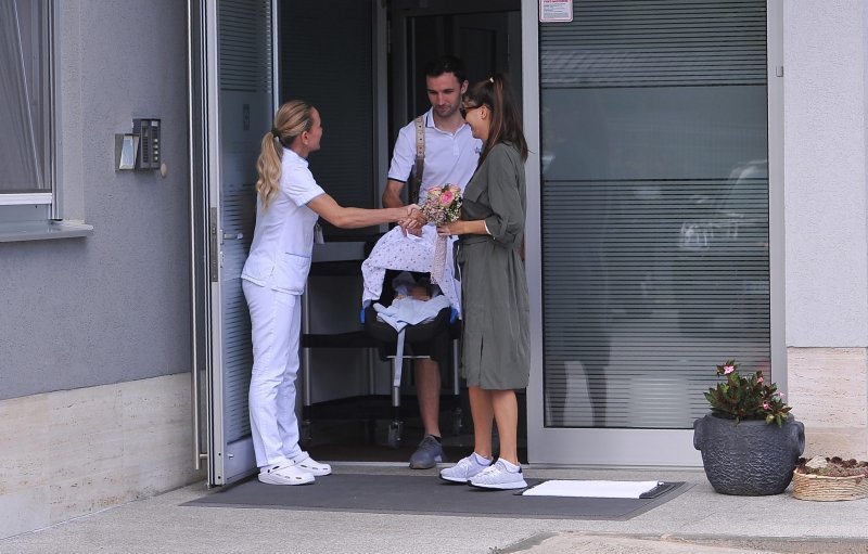 Milan Badelj stigao u rodilište po suprugu i sina
