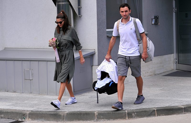 Milan Badelj stigao u rodilište po suprugu i sina
