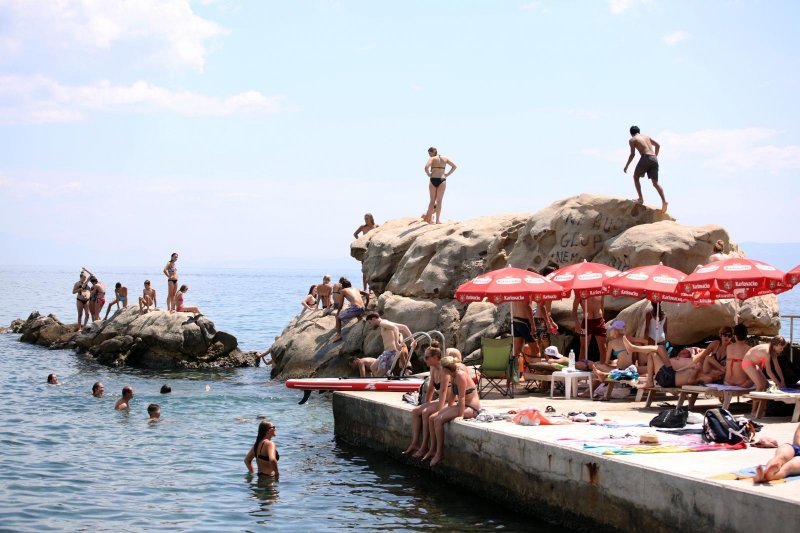 Turisti preplavili plažu Bačvice tražeći osvježenje