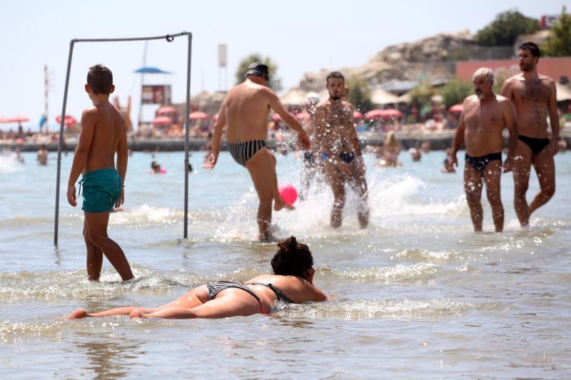 Turisti preplavili plažu Bačvice tražeći osvježenje