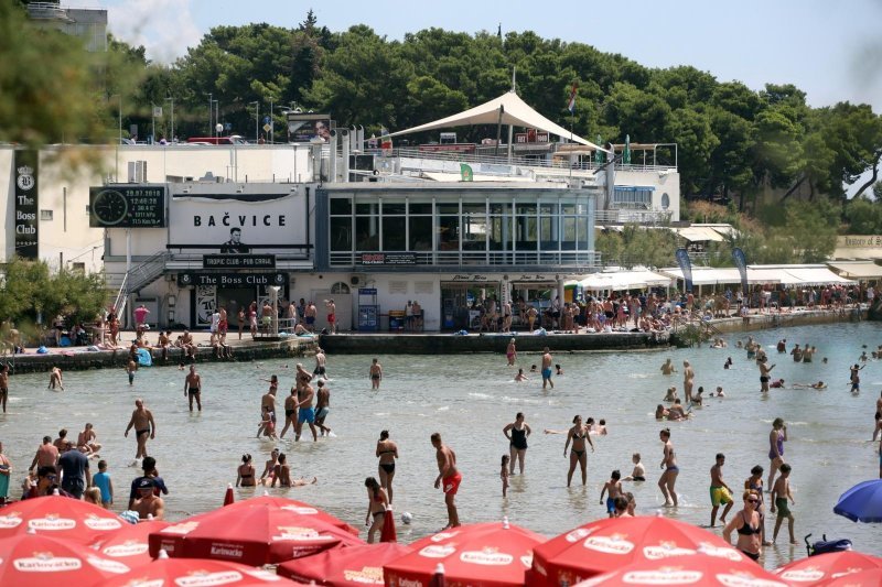 Turisti preplavili plažu Bačvice tražeći osvježenje
