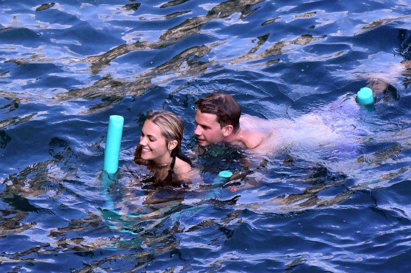 Jeremy Irvine i Jodie Spencer