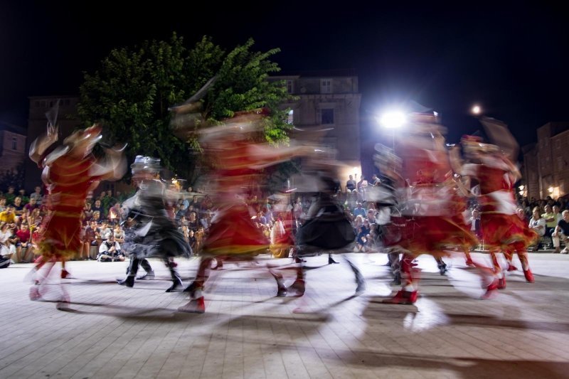 Svečana izvedba moreške na Spomeniku