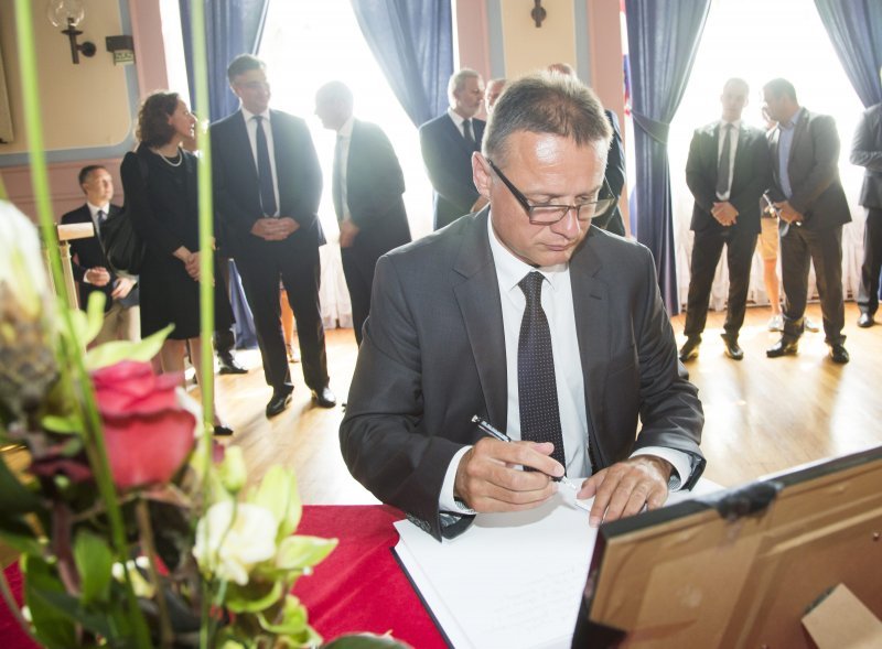 Gordan Jandroković upisuje se u knjigu žalosti