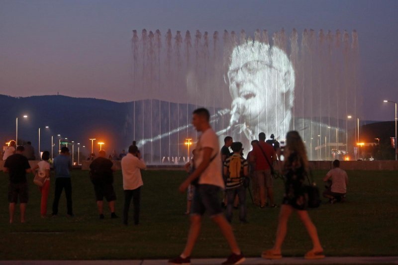 U čast Oliveru Dragojeviću na fontanama su projicirane njegove slike uz pratnju glazbe