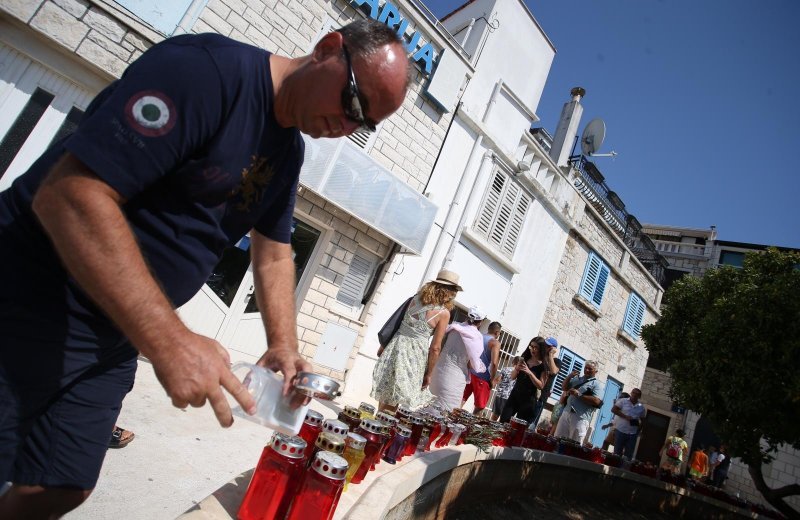 U Veloj Luci 1. kolovoza proglašen je Danom žalosti povodom smrti Olivera Dragojevića.