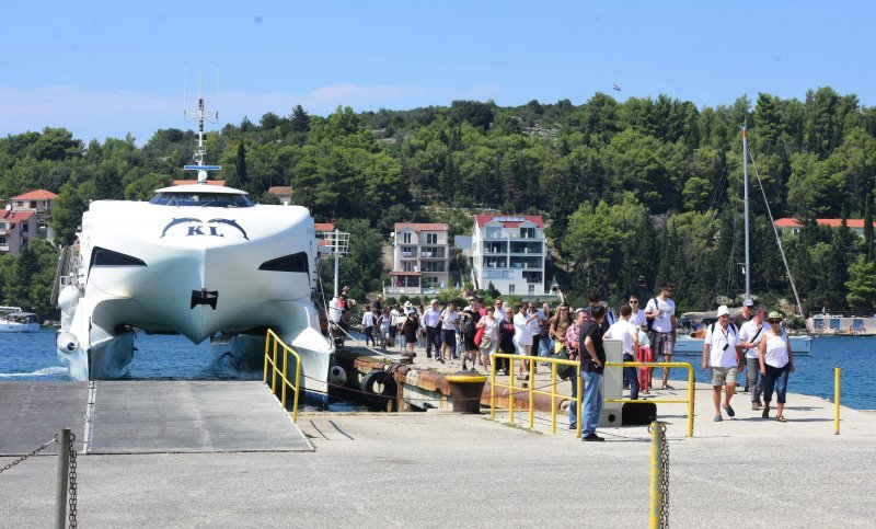 Građani stižu katamaranom na Oliverov sprovod u Velu Luku